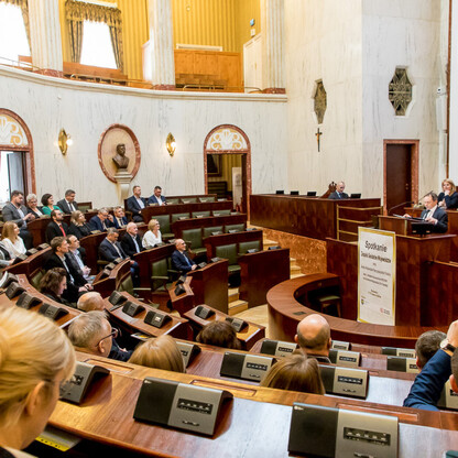 Formalne posiedzenie Zespołu Geodetów Województw w Katowicach, gdzie omawiane są tematy związane z geodezją i kartografią. (wygenerowano przez AI)