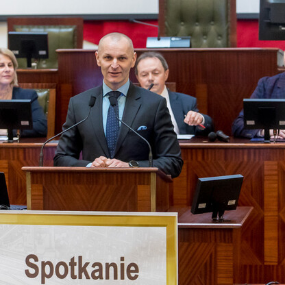 Spotkanie wojewódzkie geodeci w Katowicach, uczestniczą w nim wicemarszałek Łukasz Czopik i kierownicy WODDG. (wygenerowano przez AI)