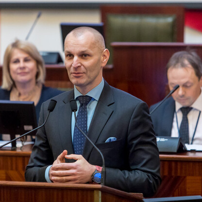 Wojewódzka konferencja geodezyjna w Katowicach, uczestniczą w niej geodeci i wicemarszałek. (wygenerowano przez AI)