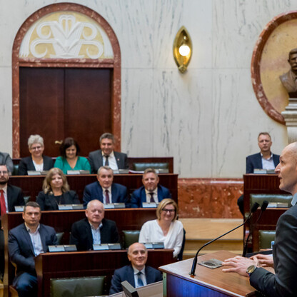 Formalne spotkanie Zespołu Geodetów Województw w Katowicach, gdzie omawiane są tematy geodezyjne i kartograficzne. (wygenerowano przez AI)