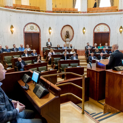 Formalne spotkanie Zespołu Geodetów Województw w Katowicach, gdzie omawiane są tematy związane z geodezją i kartografią. (wygenerowano przez AI)