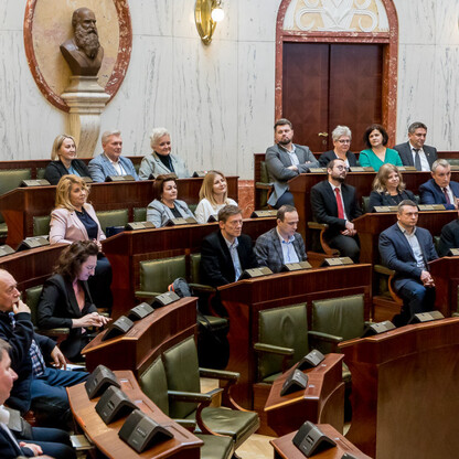 Formalne spotkanie Geodetów Województw w Katowicach, gdzie omawiane są tematy związane z geodezją i kartografią. (wygenerowano przez AI)