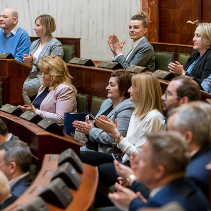 Zespoł Geodetów Województw w Katowicach dyskutuje o Topograficznych Obiektach i terenowym modelowaniu. (wygenerowano przez AI)