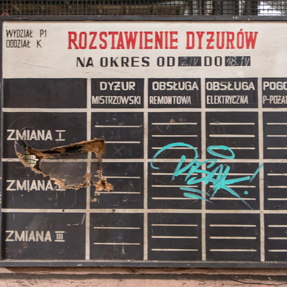 Zaopatrzony w informacje o planowanej rewitalizacji przestrzeni publicznych w Dąbrowie Górniczej. (wygenerowano przez AI)