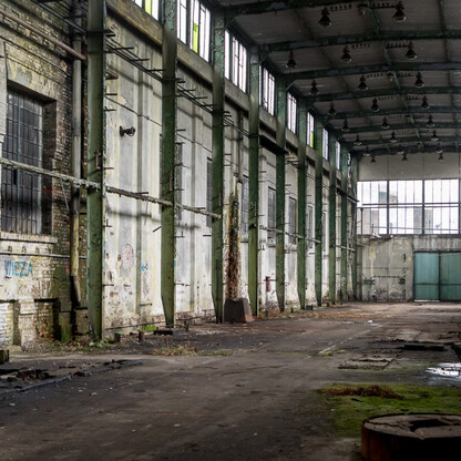 Abandoned industrial hall in Dąbrowa Górnicza, Poland, awaiting revitalization into a modern urban center. (wygenerowano przez AI)