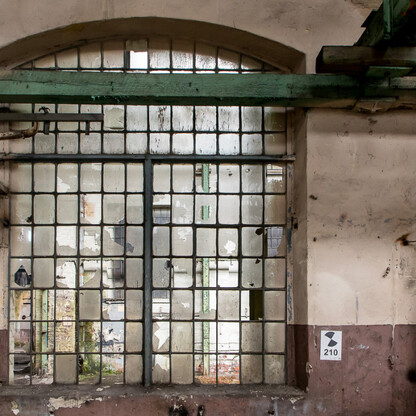 Dawny przemysłowy budynek w Dąbrowie Górniczej, przekształcanie w nowoczesne centrum miasta. (wygenerowano przez AI)