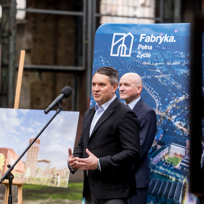 Wizytacja projektu rewitalizacji fabryki Defum w Dąbrowie Górniczej. (wygenerowano przez AI)