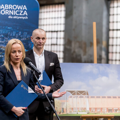 Wizytujący Dąbrowę Górniczą oficjalnie ogłoszają pierwszy etap projektu centrum, zrównoważonego rozwoju i rewitalizacji przestrzeni publicznej. (wygenerowano przez AI)