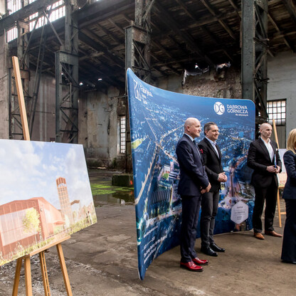 Oficjalni przedstawiciele Dąbrowy Górniczej i Fabryki Pełna Życia uczestniczą w ceremonii podpisania umowy na rewitalizację przestrzeni publicznej w centrum miasta. (wygenerowano przez AI)