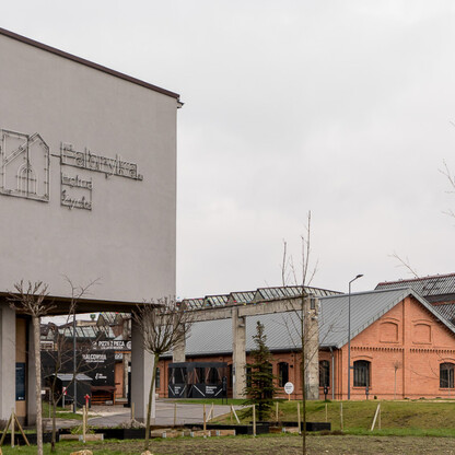 Nowoczesne centrum Dąbrowy Górniczej, gdzie przemysł staje się miastem. (wygenerowano przez AI)