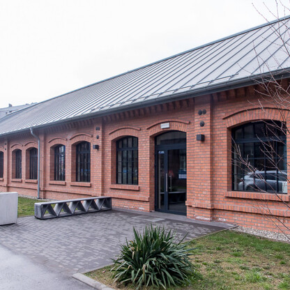 Nowoczesne centrum Dąbrowy Górniczej w przebudowanym budynku H8/B7, z zieloną przestrzenią i infrastrukturą konferencyjną. (wygenerowano przez AI)