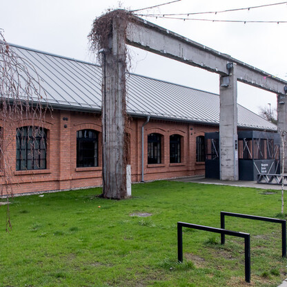 Nowy przestrzeń publiczna w centrum Dąbrowy Górniczej, przekształcając dawny przemysł w miejsce kultury i rozwoju. (wygenerowano przez AI)