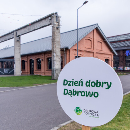 Nowoczesny przestrzeń publiczna w centrum Dąbrowy Górniczej, odtworzona z przeszłości przemysłowej. (wygenerowano przez AI)