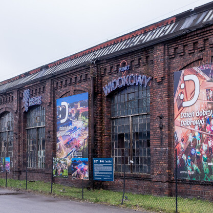 Nowoczesny centrum Dąbrowy Górniczej, przekształcające przestrzeń przemysłową w miejsce kultury i relaksu. (wygenerowano przez AI)