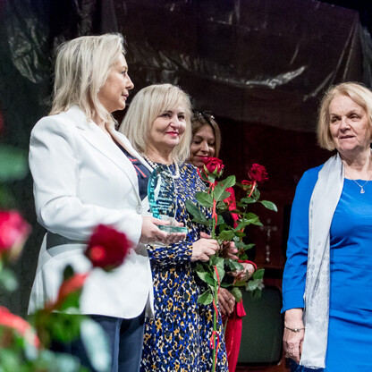 Trzy kobiety uczestniczące w ceremonii 