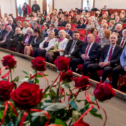 Wystąpienie w Teatrze Śląskim podsumowujące czwartą edycję konkursu Ambasadorzy Srebrnego Pokolenia. (wygenerowano przez AI)