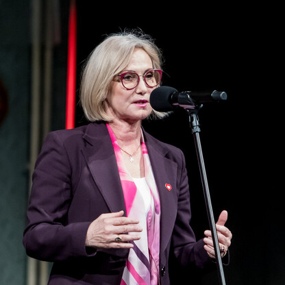 Na scenie w Teatrze Śląskim wyróżniona została Elżbieta Markowska za działalność na rzecz seniorów. (wygenerowano przez AI)