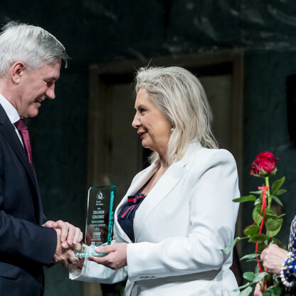 Formalna uroczystość wręczenia nagród w Teatrze Śląskim, gdzie osoby zasłużone dla seniorów i społeczności otrzymują wyróżnienia. (wygenerowano przez AI)