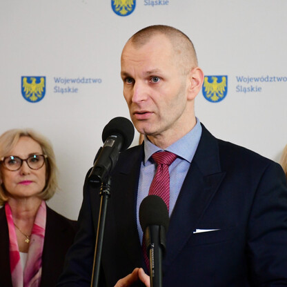 Wicemarszałek Łukasz Czopik przemawia na briefingu w Gmachu Sejmu Śląskiego o programie in-vitro dla par niepłodnych. (wygenerowano przez AI)
