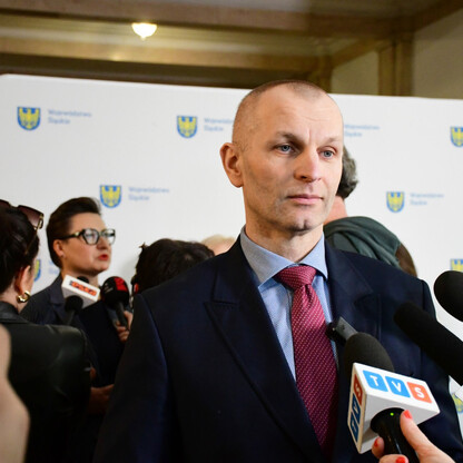 Wicemarszałek Łukasz Czopik podczas briefingu w Gmachu Sejmu Śląskiego o programie in-vitro dla par bezdzietnych. (wygenerowano przez AI)