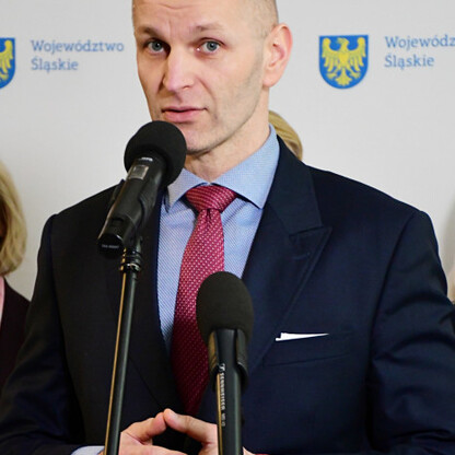 Wicemarszałek Łukasz Czopik przemawia na briefingu w Gmachu Sejmu Śląskiego o programie in-vitro dla par niepłodnych. (wygenerowano przez AI)