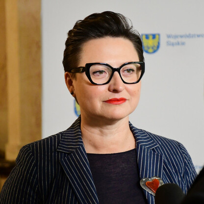 Wicemarszałek Łukasz Czopik i Anna Jedynak-Rykała prezentują program in-vitro w Województwie Śląskim. (wygenerowano przez AI)