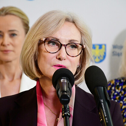 Wicemarszałek Łukasz Czopik przemawia na briefingu w Gmachu Sejmu Śląskiego, prezentując program in-vitro dla par niepłodnych. (wygenerowano przez AI)