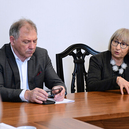 Formalne spotkanie w Sali Błękitnej Gmachu Sejmu Śląskiego, gdzie omawiane jest przywrócenie połączenia kolejowego Gliwice-Rybnik. (wygenerowano przez AI)