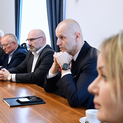 Formalne spotkanie w Gliwicach, omawiające potencjalne wznowienie kursów kolejowych do Rybnika. (wygenerowano przez AI)