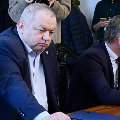 Spotkanie w Sali Błękitnej Sejmu Śląskiego: dyskusja o reaktywacji linii kolejowej Gliwice-Rybnik. (wygenerowano przez AI)