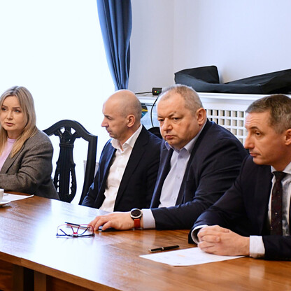 Spotkanie w Sali Błękitnej Gmachu Sejmu Śląskiego, gdzie przedstawiciele administracji i samorządów omawiają potencjalną reaktywację pociągów Gliwice-Rybnik. (wygenerowano przez AI)