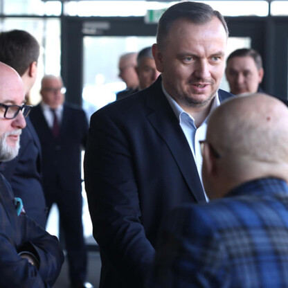 Widoczni wizerunku przedstawiają się jako uczestnicy otwarcia Krajowego Centrum Bezpieczeństwa Ruchu Drogowego w Katowicach. (wygenerowano przez AI)