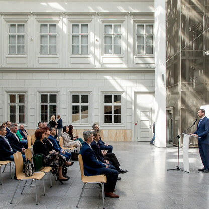 Wernisaż symbolicznych czeków w zamku Książąt Sułkowskich w Bielsku-Białej, gdzie przedstawiciele samorządów otrzymali finansowanie na drogi dojazdowe do gruntów rolnych. (wygenerowano przez AI)
