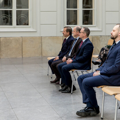 Grzegorz Boski, wicemarszałek województwa śląskiego, podczas symbolicznego przekazania czeków w zamku Książąt Sułkowskich w Bielsku-Białej. (wygenerowano przez AI)