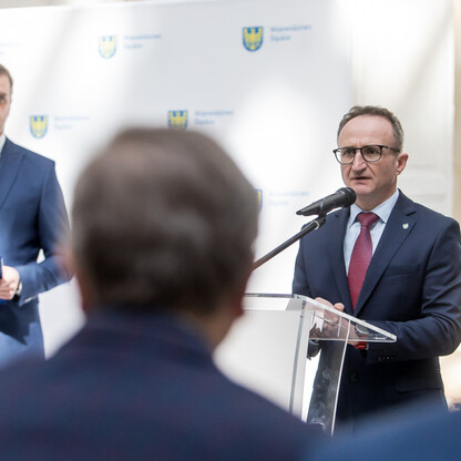 Wicemarszałek Województwa Śląskiego Grzegorz Boski przemawia podczas symbolicznego przekazania funduszy na modernizację dróg dojazdowych do gruntów rolnych w Zamku Sułkowskich w Bielsku-Białej. (wygenerowano przez AI)