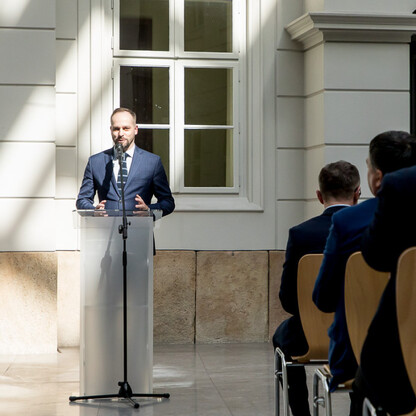 Oficjalna ceremonia fundacji drog dojazdowych do gruntów rolnych w zamku Książąt Sułkowskich. (wygenerowano przez AI)