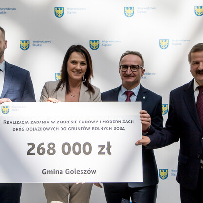 Grzegorz Boski, wicemarszałek, prezentuje symboliczny czek na modernizację dróg dojazdowych do gruntów rolnych w Silesia. (wygenerowano przez AI)