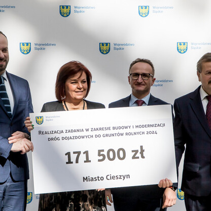 Grzegorz Boski, wicemarszałek, prezentuje symboliczny przelew na modernizację dróg dojazdowych do gruntów rolnych w Śląskim. (wygenerowano przez AI)