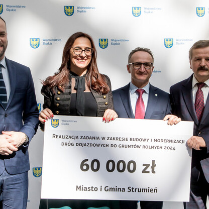 Grzegorz Boski, wicemarszałek, prezentuje symboliczny czek na modernizację dróg dojazdowych do gruntów rolnych w Silesia. (wygenerowano przez AI)