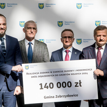 Grzegorz Boski, wicemarszałek, prezentuje symboliczny czek na modernizację dróg dojazdowych do gruntów rolnych w Silesia. (wygenerowano przez AI)