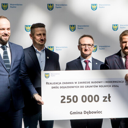 Grzegorz Boski, wicemarszałek, prezentuje symboliczny czek na modernizację dróg dojazdowych do gruntów rolnych w Silesia. (wygenerowano przez AI)