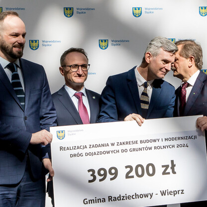 Grzegorz Boski, wicemarszałek województwa, prezentuje symboliczny czek na modernizację dróg dojazdowych do gruntów rolnych w Silesia. (wygenerowano przez AI)