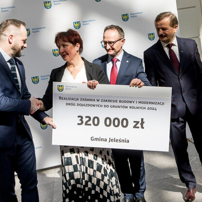 Grzegorz Boski, wicemarszałek województwa, przekazuje symboliczne czeki na modernizację dróg dojazdowych do gruntów rolnych w Książąt Sułkowskich Castle. (wygenerowano przez AI)