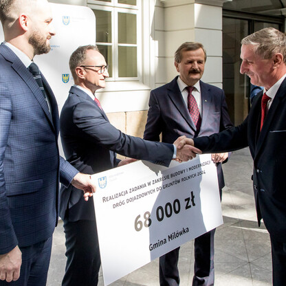 Grzegorz Boski, wicemarszałek województwa, przekazuje symboliczne czeki w zamku Książąt Sułkowskich w Bielsku-Białej. (wygenerowano przez AI)