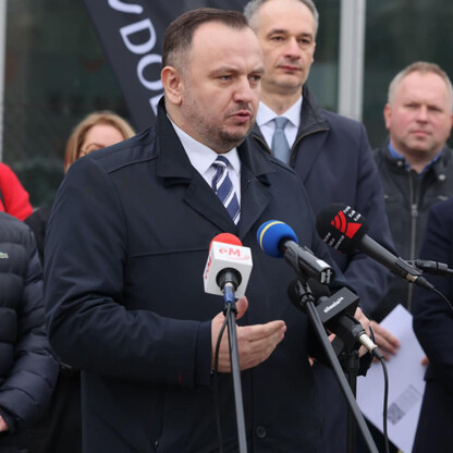 Maciej Gramatyka, prezydent Tychów, prowadzi konferencję prasową o Tyskim HUB dla zielonej gospodarki. (wygenerowano przez AI)