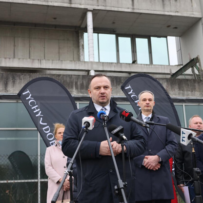 Maciej Gramatyka, pełniący funkcję prezydenta Tychów, przemawia na konferencji prasowej o projekcie Tyskiego HUB dla zielonej gospodarki. (wygenerowano przez AI)