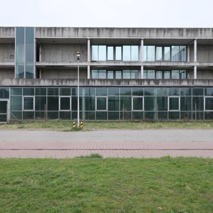 Abandoned and dilapidated building in Tyski HUB project for green economy, part of the Tyski HUB initiative. (wygenerowano przez AI)