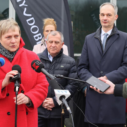 Podczas konferencji prasowej w Tychach ogłoszono finansowanie projektu Tyskiego HUB dla zielonej gospodarki. (wygenerowano przez AI)