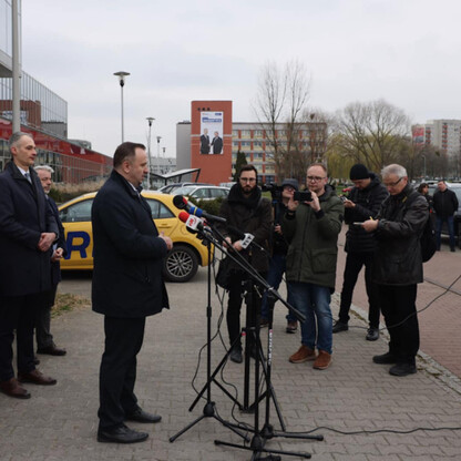 Konferencja prasowa w Tychach o Tyskim HUB dla zielonej gospodarki. (wygenerowano przez AI)