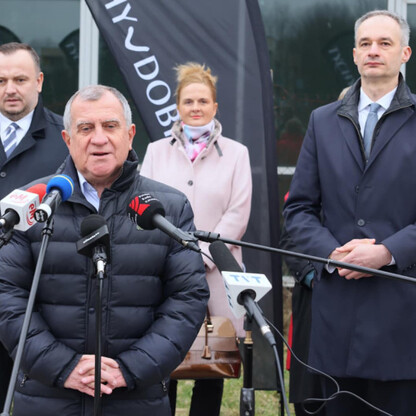 Konferencja prasowa o projekcie Tyskiego HUB dla zielonej gospodarki. (wygenerowano przez AI)